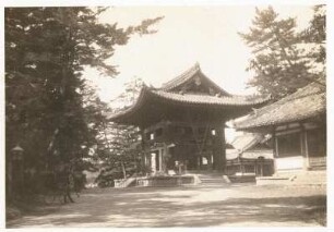 Nara, Japan. Glockenhaus in einer Tempelanlage