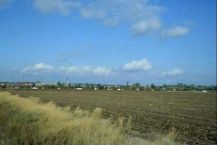 Blick über ebenen Acker nach Gebesee
