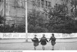 Dresden, Cotta, 34. Bezirksschule, sogenannte Rübezahlschule (ab 1959 34. POS Dresden): Schulgebäude: kriegszerstört, als Ruine und nach dem Wiederaufbau 1950. Im Gebäude wurde die erste Frauendienststelle eingerichtet, April 1950