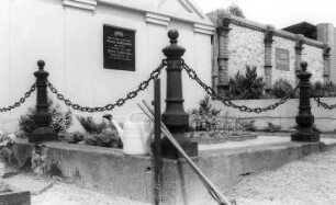 Krauschwitz-Keula. Grabstätte auf dem Friedhof, eventuell Erzeugnis der Eisenhütte