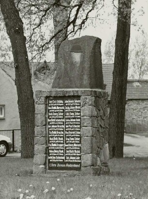 Denkmal für die Gefallenen des 1. Weltkriegs : Denkmal für die Gefallenen des 1. Weltkriegs. Bruchstein (nach 1918). Mühlrose, Kindergartenweg