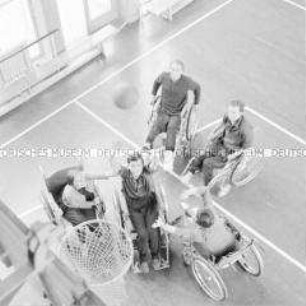 Handballtraining für Querschnittsgelähmte im Rehabilitationszentrum Klinikum Berlin-Buch