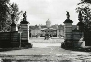 Militsch, Schloss : Militsch (Milicz/Polen). Schloss. Blick vom Parktor über das Rondell zum Schloss