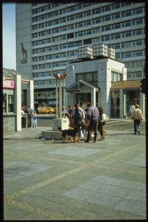 Menschengruppe auf dem Hardenbergplatz