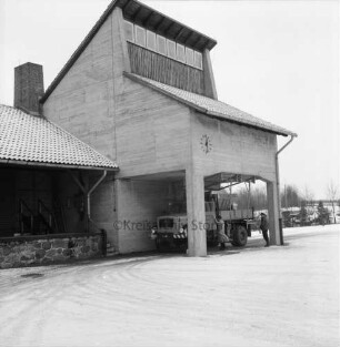 A 1: Bad Oldesloe / Rethwischfeld: Autobahnmeisterei: Betonsilo für Streugut, an Fassade Wanduhr: automatischer Streu-Lkw wird beladen: zwei Männer beim Überwachen des Vorgangs: im Winter