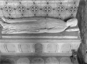 Grabplatte der Kirchengründerin Geva