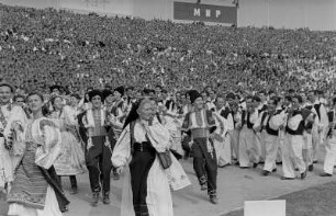 Eröffnung der III. Weltfestspiele der Jugend und Studenten im Walter Ulbricht-Stadion in Berlin : Teilnehmer der Weltfestspiele im Demonstrationszug