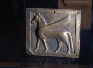 Samos, Archäologisches Museum Vathi. Gelbbronzeplatte mit Hippokampos, aus dem Heraklion