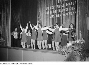 Auftritt eines FDJ-Ensembles