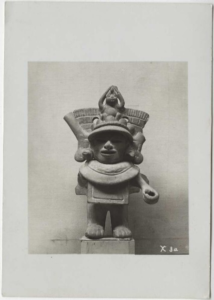 Standing clay figure. Guillermo de Heredia Collection.