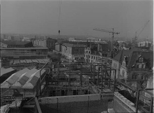 Dresden-Altstadt, Augustusstraße 2. Ständehaus (1901-1907; P. Wallot). Substanzsicherung / Wiederaufbau Dach. Montage von Dachbindern (Westflügel). Blick nach Südsüdwest