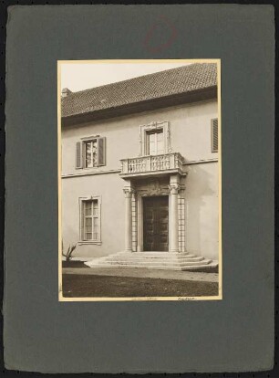 Landhaus Dr. Fritz Andreae, Berlin-Grunewald: Straßenansicht, Ausschnitt Eingangstür mit Balkon