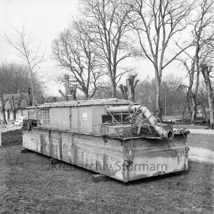Trave: Entschlammung des Stadtarmes: Schwimmbagger im Bürgerpark zwischen Konrad-Adenauer-Ring und Trave