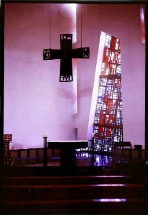 Bregenz: [St. Kolumban] Altar mit Glasfenster