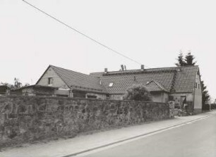 Radebeul, Spitzhausstraße 26. Wohnhaus mit Anbau (2. H. 19. Jh.)