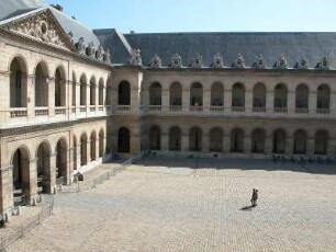Zwei Menschen im leeren Innehof des Armeemuseums, Hotel des Invalides