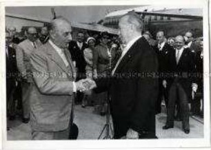 Konrad Adenauer begrüßt den griechischen Ministerpräsidenten Papagos auf dem Flughafen Köln-Wahn