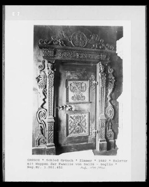 Holztür mit Wappen der Familie von Salis-Soglio