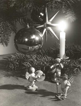 Weihnachtliche Dekoration mit Figuren (u. a. Wendt und Kühn). Holz, gedrechselt, lackiert