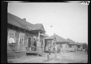 Kamien Koszyrski (=Kamin-Kaschyrskyj, Ukraine): Holzhäuser mit Veranda mit Offizieren davor