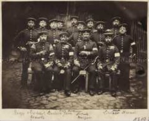 Gruppe sitzender und stehender preußischer Soldaten in Uniform