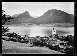 Österreich, St. Wolfgang im Salzkammergut. Ortsansicht mit Pfarr- und Wallfahrtskirche St. Wolfgang