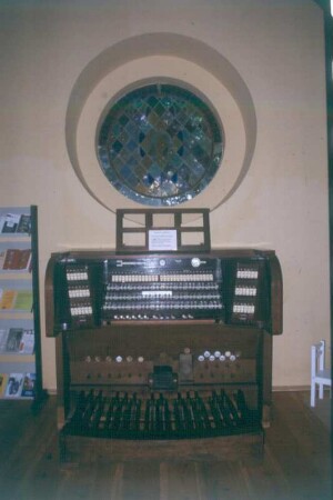 Freistehender elektrischer Spieltisch mit drei Manualen. Malchow (Mecklenburg), Orgelmuseum in der Klosterkirche