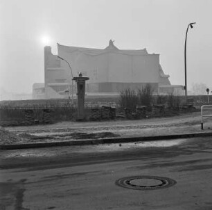 Berliner Philharmonie : Berlin. Berliner Philharmonie mit Notrufsäule