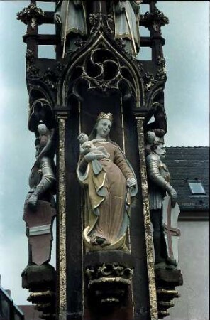 Freiburg i. Br.: Münsterplatz: Figuren am Fischbrunnen