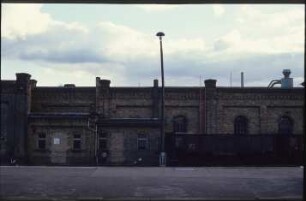 Potsdam, Hauptbahnhof : ehem. Stellwerk / Bahngebäude am Hauptbahnhof, am 1. September 1999 erfolgte die Umbenennung des Bahnhofs Potsdam Stadt in Potsdam Hauptbahnhof