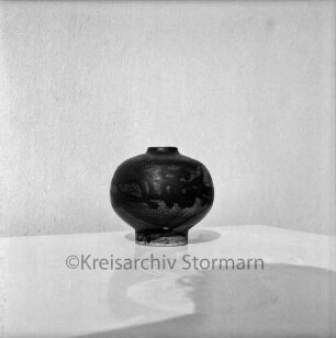 Juscha und Siegfried Schneider-Döring: Kunstkeramiker: Werke: Vase: vor weißem Hintergrund