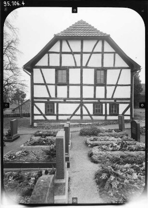 Oberellen (Gerstungen-Oberellen). Kapelle (Umbau 1891). Giebelansicht über den Friedhof