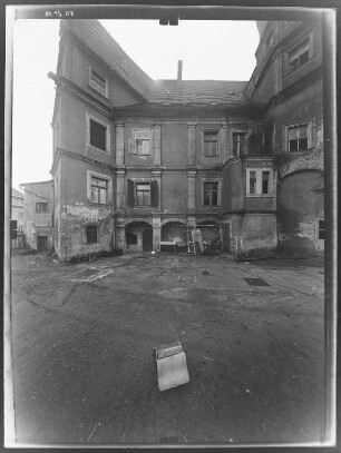 Pirna-Rottwerndorf, Altrottwerdorf 24. Schloß (ab 1556). Eingangsseite (Teilansicht) mit Treppenturm