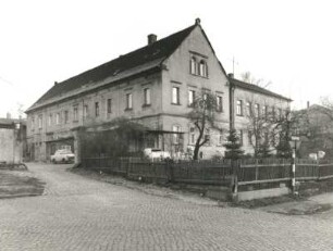 Dresden-Strehlen, Dohnaer Straße 1 und 3. Ehem. Dreiseithof und Wohnhaus (um 1820). Straßenansicht von Südwest
