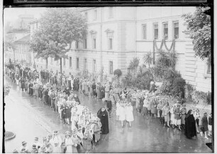 Fronleichnamsprozession in Sigmaringen 1932; Prozession in der Karlstraße vor dem Prinzenbau