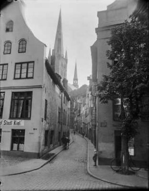 Gasse : Blick durch eine Gasse in Kiel zur St. Nikolai Kirche