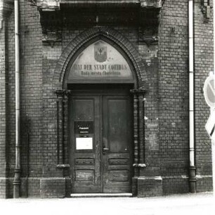 Cottbus, Rudolf-Breitscheid-Straße 1/Ecke Taubenstraße. Verwaltungsgebäude (um 1900; Finanzamt, ehemals Rat der Stadt), Eckportal