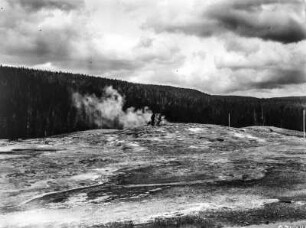 Old Faithful Geysir : Wasserdampf des Old Faithflu Geysirs kurz vor einem Ausbruch.