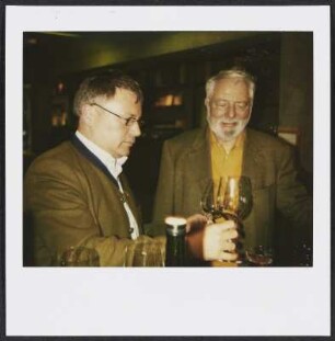 Winzer Erich Polz vom Weingut Polz am Graßnitzberg und Wolfram Siebeck bei der Weinprobe