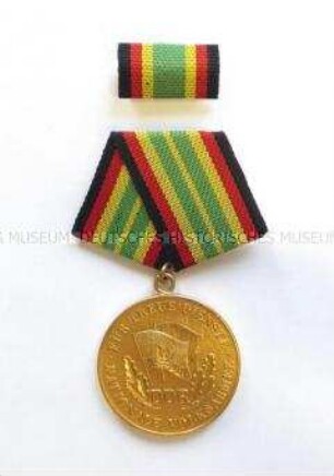 Medaille für treue Dienste in der Nationalen Volksarmee in Gold, mit Interimsspange und Etui