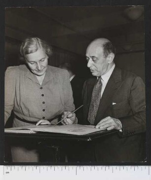 Porträtaufnahme Arnold Schönberg und Erika Wagner-Stiedry