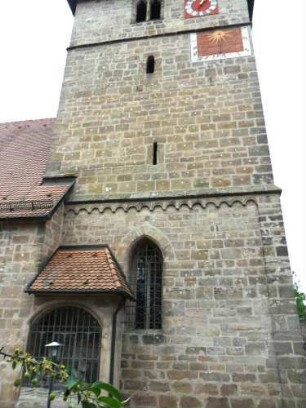 Kirchturm von Süden (romanischer Chorturm mit Turmchor sowie Schießscharten im Mittelgeschoß (Schlitzscharten) mit Ölberg