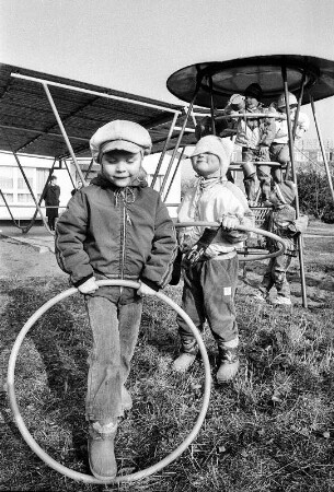 Pfeiffersche Stiftungen, Magdeburg, März 1992. Spielende Kinder auf dem Spielplatz der Anstalt