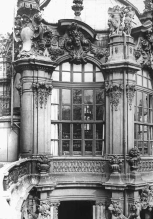 Dresden, Zwinger, Wallpavillon, Detailansicht des Obergeschosses; 1709-1728: Matthäus Daniel Pöppelmann; Balthasar Permoser; 1847-1854: Gemäldegalerie von Gottfried Semper; Pöppelmann, Matthäus Daniel; Permoser, Balthasar