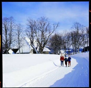 Breitnau: Straße im tiefen Schnee mit Gasthaus Zum Kreuz