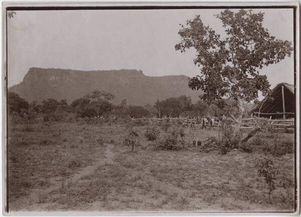 Morro do Chapéu and the village of the same name