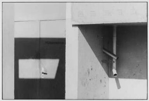 Architekturdetails der Plattenbausiedlung Rudolf-Seiffert-Straße : Tür zu einem "Müllsammelraum" und Abflußrohre unter einem Balkon (Plattenbausiedlung, Rudolf-Seiffert-Straße ?)