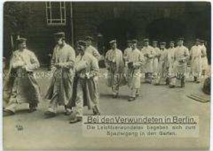 Verwundete Soldaten eines Berliner Lazaretts beim Spaziergang