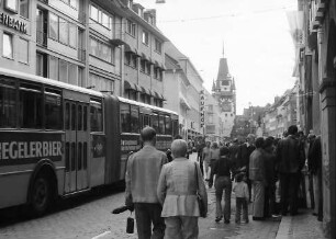 Freiburg: Kaiser-Joseph-Straße in der Fußgängerzone mit Omnibus und Straßenbahn