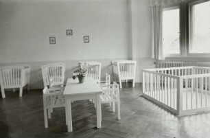 Säuglingsheim. Zimmer mit Gitterbetten für Kleinstkinder